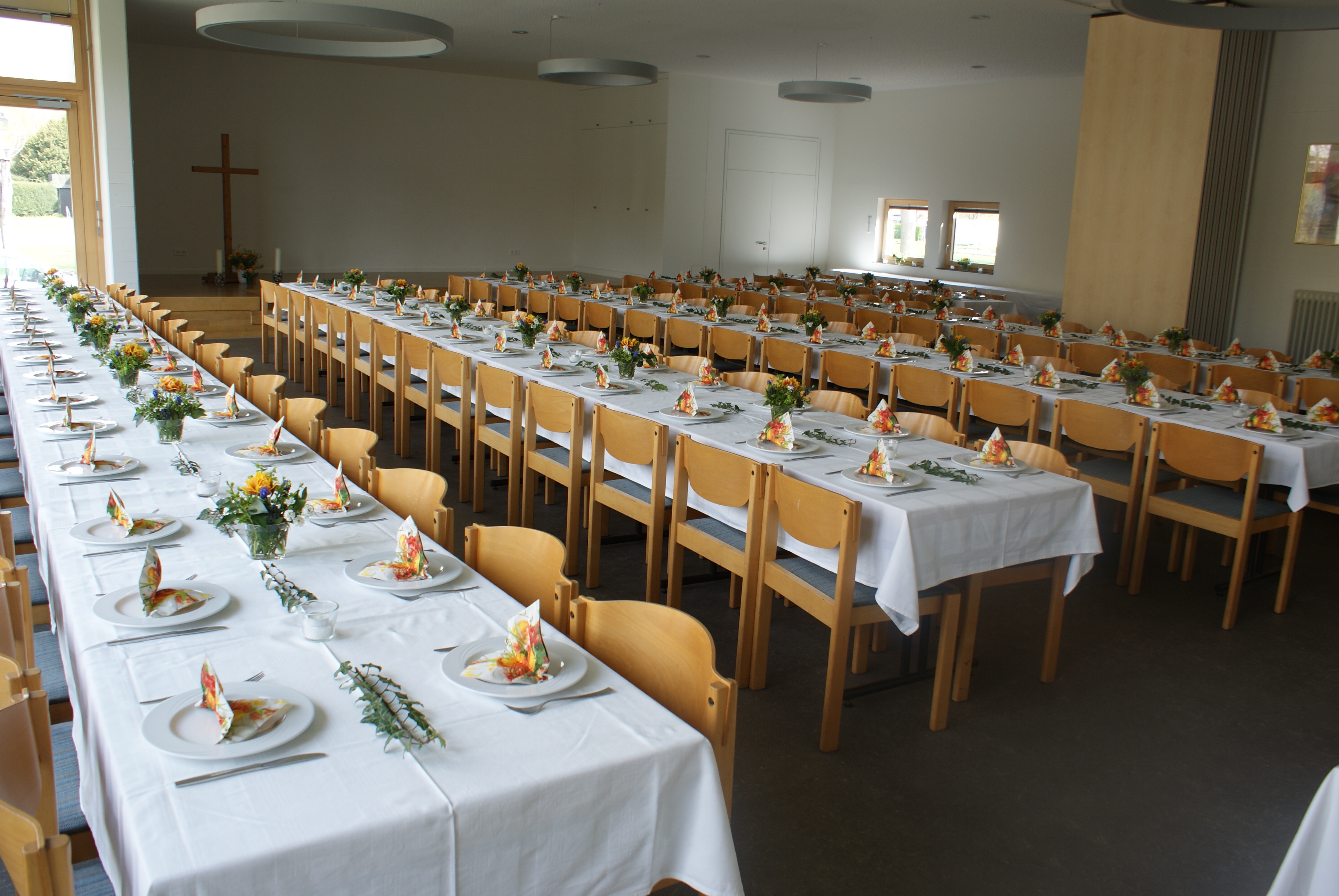Die Tische im Ehninger Gemeindehaus sind schon gedeckt für Sonntag. Bild: Nüßle