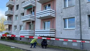 Die Polizei Magdeburg ermittelt, nachdem eine Frau und ein Kind beim Sturz von einem Balkon schwer verletzt worden sind.