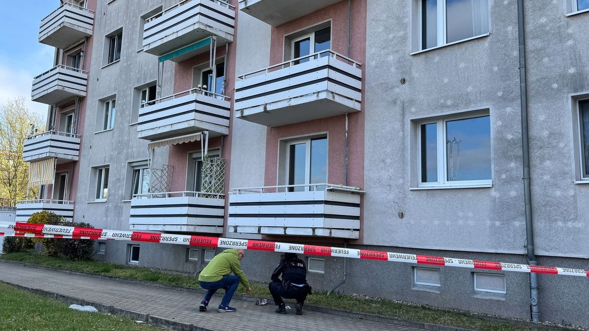 Die Polizei Magdeburg ermittelt, nachdem eine Frau und ein Kind beim Sturz von einem Balkon schwer verletzt worden sind.