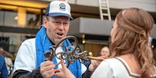 Nah dran an den Sindelfingern: Beim Rathaussturm ließ sich Dr. Bernd Vöhringer jedes Mal das Zepter von den Narren aus der Hand nehmen. 2023 schlüpfte er dabei in die Rolle des Bademeisters, denn in diesem Jahr stellte er sich klar hinter die Pläne für ein großes Spaß- und Familienbad.Bild: Nüßle