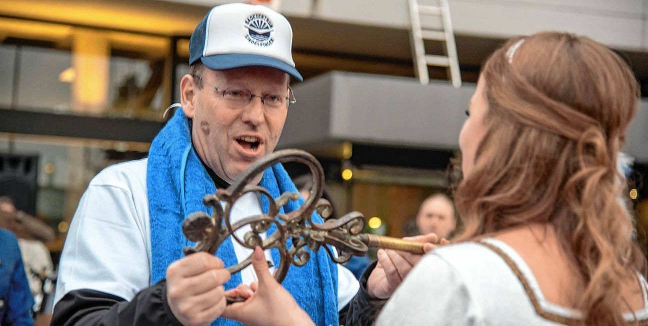 Nah dran an den Sindelfingern: Beim Rathaussturm ließ sich Dr. Bernd Vöhringer jedes Mal das Zepter von den Narren aus der Hand nehmen. 2023 schlüpfte er dabei in die Rolle des Bademeisters, denn in diesem Jahr stellte er sich klar hinter die Pläne für ein großes Spaß- und Familienbad.Bild: Nüßle