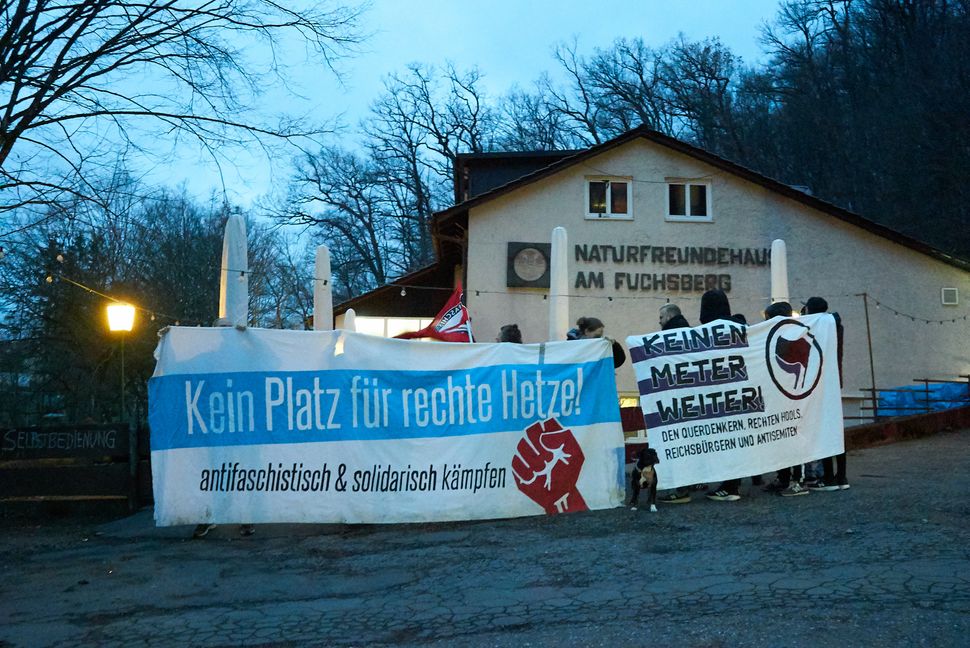 Die Antifa demonstrierte vor dem Sindelfinger Naturfreundehaus.
