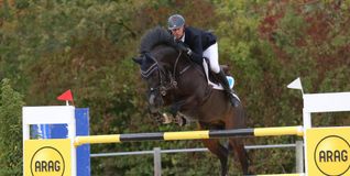 Julian Stahl gewinnt das Springen bei der württembergischen Mannschaftsmeisterschaft in WeilheimTeck. Bild: Häusler