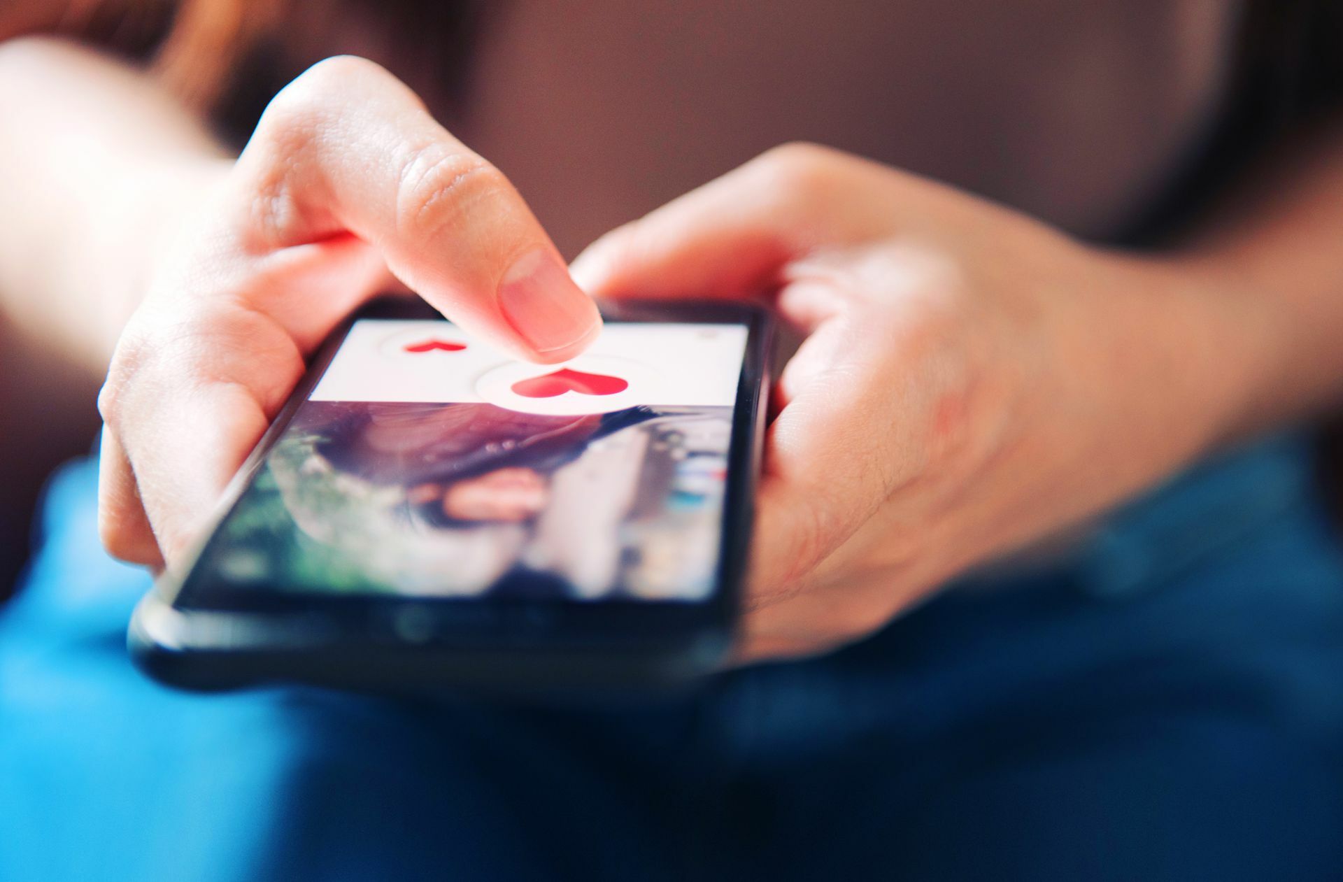 Online-Partnerbörsen oder Dating-Portale sind beliebt. Doch mitunter steckt hinter einem attraktiven Foto ein falsches Profil. Foto: Adobe stock/oatawa