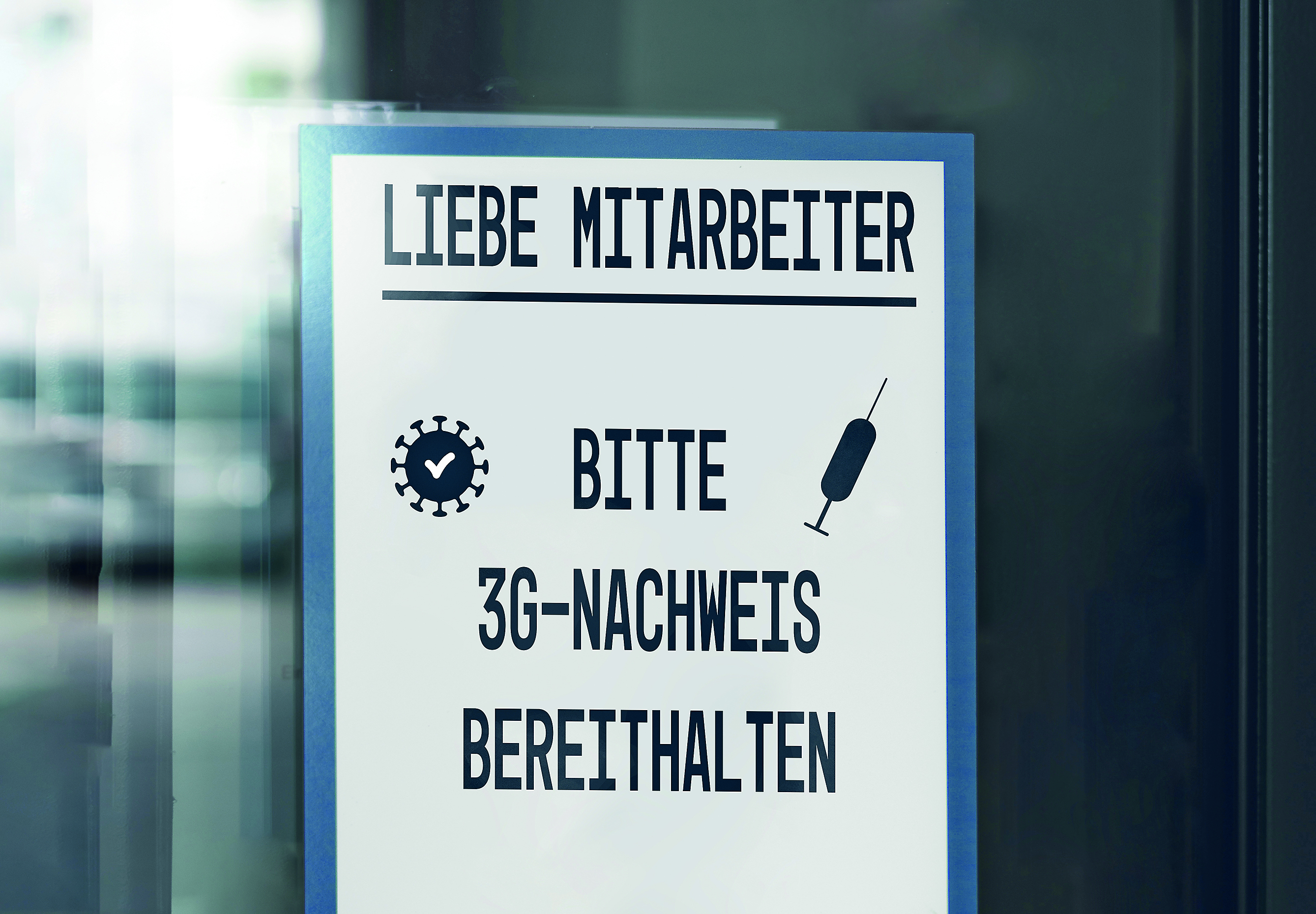 Ab Mittwoch gilt auch am Arbeitsplatz die 3G-Regel: Beschäftigte müssen vor Zutritt zum Betrieb nachweisen, dass sie geimpft, genesen oder getestet sind.             Bild: Bihlmayerfotografie/Adobe Stock
 462405015