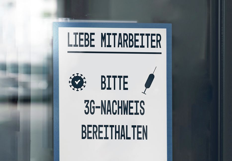 Ab Mittwoch gilt auch am Arbeitsplatz die 3G-Regel: Beschäftigte müssen vor Zutritt zum Betrieb nachweisen, dass sie geimpft, genesen oder getestet sind. Bild: Bihlmayerfotografie/Adobe Stock
462405015