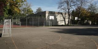 Die Pfarrwiesensporthalle Bildmitte soll durch einen Neubau ersetzt werden. Der könnte auf dem asphaliteren Kleinspielfeld im Vordergrund entstehen.Bild: Heiden