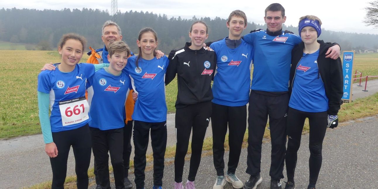 VfL-Trainer Olaf Labrenz (hinten) mit seinen  erfolgreichen Schützlingen.  Bild: Holger Schmidt