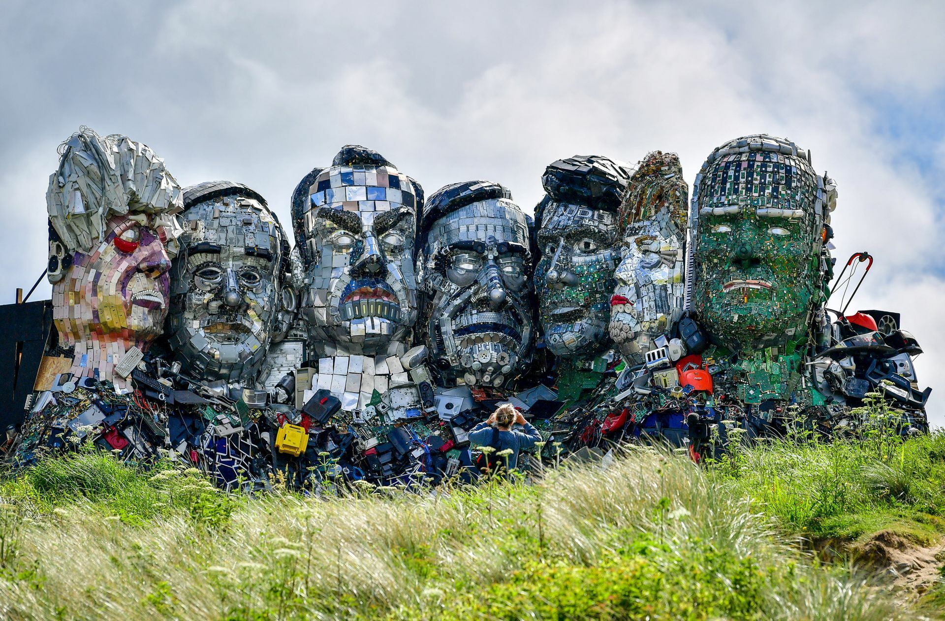 Das Kunstwerk „Mount Trashmore“ von Alex Wreckage und Joe Rush zeigt vor dem G7-Gipfel in Cornwall die G7-Gipfelteilnehmer aus Altmetall – die Künstler wollen damit auf  die Gefahr von Elektromüll aufmerksam machen.
 Foto: dpa