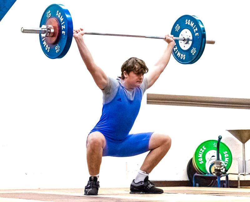 Kaito Möhle fängt beim Reißen die Hantel in der Hocke ab. Seine 195 Kilogramm im Zweikampf sind im Jahrgang 2012 eine echte Ansage.BILD. MAYER