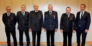 Geehrt für 50 Jahre bei der Feuerwehr Magstadt (von links): stellvertretender Kommandant Steffen Breitmeyer, Zweiter stellvertretender Kommandant Daniel Vögele, Armin Roller, Karl-Heinz Frank, Kommandant Marco Gund und Bürgermeister Florian Glock.