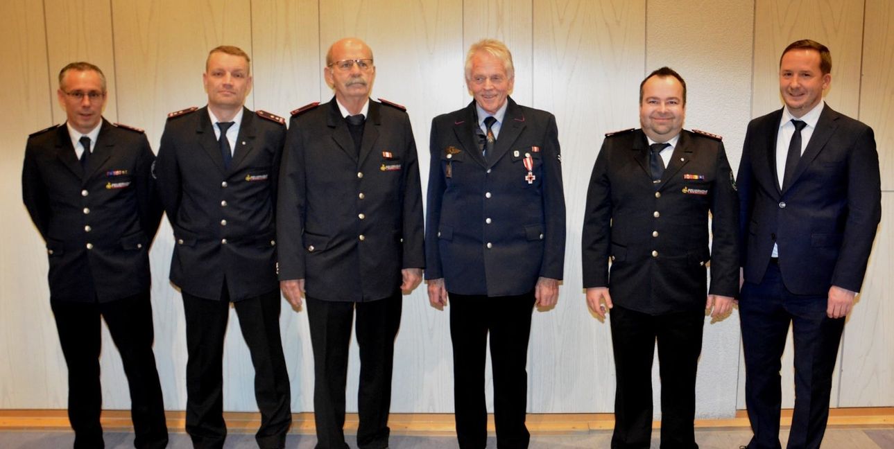 Geehrt für 50 Jahre bei der Feuerwehr Magstadt (von links): stellvertretender Kommandant Steffen Breitmeyer, Zweiter stellvertretender Kommandant Daniel Vögele, Armin Roller, Karl-Heinz Frank, Kommandant Marco Gund und Bürgermeister Florian Glock.