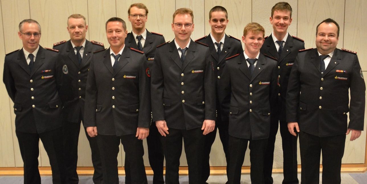 Neuzugänge (von links): stellverttretender Kommandant Steffen Breitmeye, Zweiter stellvertretender Kommandant Daniel Vögele, Christian Ogrinec, Kevin Horn, Marcel Winter, Benjamin Pietz, David Hering, Lukas Reuff und Kommandant Marco Gund.