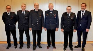 Geehrt für 50 Jahre bei der Feuerwehr Magstadt (von links): stellvertretender Kommandant Steffen Breitmeyer, Zweiter stellvertretender Kommandant Daniel Vögele, Armin Roller, Karl-Heinz Frank, Kommandant Marco Gund und Bürgermeister Florian Glock.