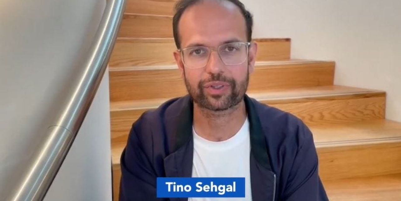 Der in Sindelfingen aufgewachsene Tino Sehgal will von seinen Performances gar keine Spuren in Wort oder Bild hinterlassen und ist deswegen im letzten Buch des Vereins „Kunst+Projekte“ Sindelfingen mit Dutzenden von leeren Seiten vertreten. Über seine Arbeit im Luma-Kunstzentrum von Arles gibt es wenigstens auf Youtube ein Gespräch mit dem Künstler.
