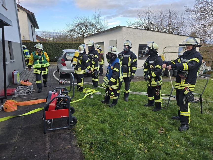 Die Feuerwehrleute belüfteten das Treppenhaus und kontrollierten jede Wohnung in dem Mehrfamilienhaus. Bild: SDMG/Dettenmeyer