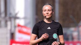 Schiedsrichterin Fabienne Michel beim Spiel der Stuttgarter Kickers gegen Kickers Offenbach. Nur eine Woche später wurde sie Opfer von Sexismus.