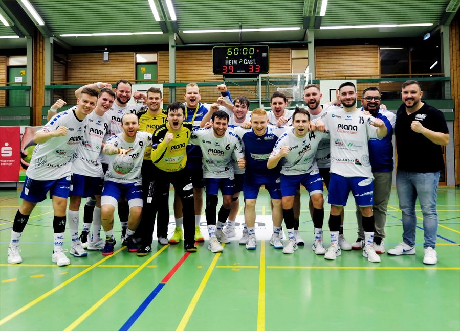 So sehen Sieger aus: Die Verbandsliga-Handballer der HSG Böblingen/Sindelfingen bejubeln den Heimsieg in der Sommerhofenhalle.