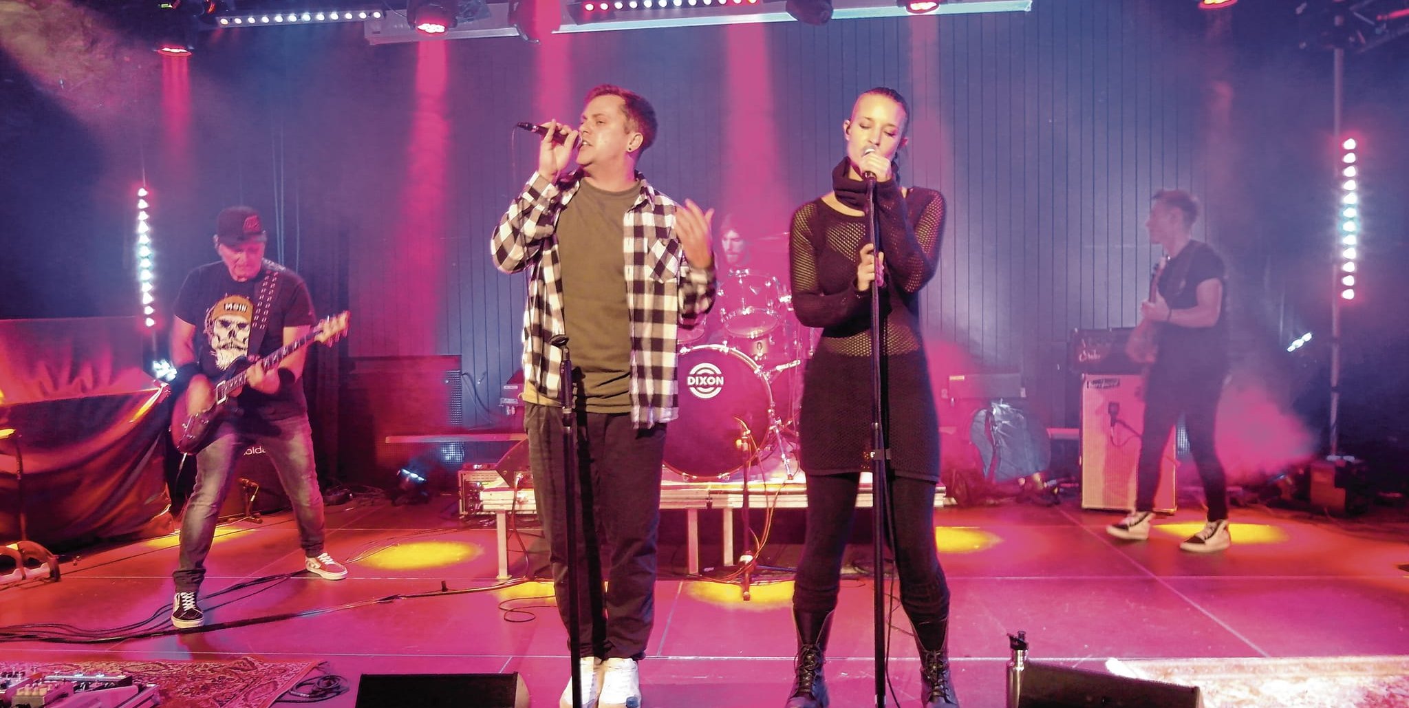 Thomas Fritz, Daniel Scherr, Benjamin Kreidler, Katrin Pankraz und der Sindelfinger Falk Stähle (von links) sind mit ihrer Band Helimoped bei der Reihe „Rocknights mit regionalen Bands“ im Sindelfinger Pavillon der Interessengemeinscahft (IG) Kultur aufgetreten.