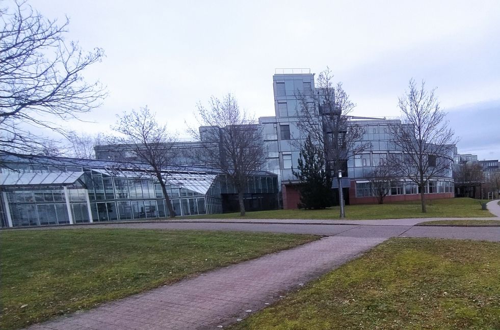Im Altbau der IBM in Ehningen wäre Platz für das Labor aus Böblingen. Vermieter wäre allerdings die vom US-Finanzministerium sanktionierte Herrenberger Ozean Group GmbH.      Bild: Reichert