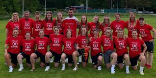 Kapitänin Anna Krämer (mit Wimpel in der Hand) und ihre Mitspielerinnen des TSV Grafenau bejubeln zwei Tage nach dem verlorenen Bezirkspokalfinale die Meisterschaft in der Regionenliga.