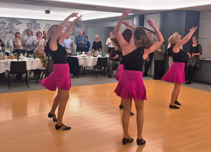 Die Salsa Chicas eröffnen die Party im Erikson.