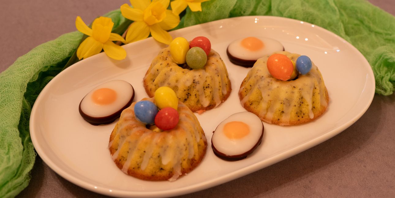 Kleine Guglhupf mit Eierlikör und Mohn.