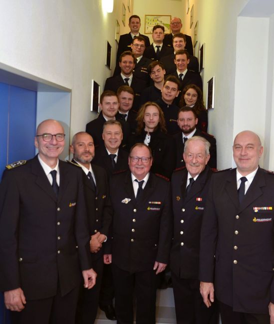 Auf unserem Foto (von vorne nach hinten, von links nach rechts): Feuerwehrkommandant Rainer Just, Abteilungskommandant Sascha Luft, Muhannad Isayyied, Joachim Häßner, Walter Arnold, Viacheslav Shylin, Christian Bach, Sebastian Steffens, Mihai Balan, Petro Kobryn, Jason Barahona, Katharina Hörz, Niklas Grote, Hannes Keller, Lars Hartmann, Stellvertretender Abteilungskommandant Sascha Zagola, Hannes Martens, Pascal Haug, Marc Sauermann und Steffen Berner.