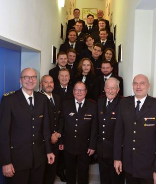 Auf unserem Foto (von vorne nach hinten, von links nach rechts): Feuerwehrkommandant Rainer Just, Abteilungskommandant Sascha Luft, Muhannad Isayyied, Joachim Häßner, Walter Arnold, Viacheslav Shylin, Christian Bach, Sebastian Steffens, Mihai Balan, Petro Kobryn, Jason Barahona, Katharina Hörz, Niklas Grote, Hannes Keller, Lars Hartmann, Stellvertretender Abteilungskommandant Sascha Zagola, Hannes Martens, Pascal Haug, Marc Sauermann und Steffen Berner.