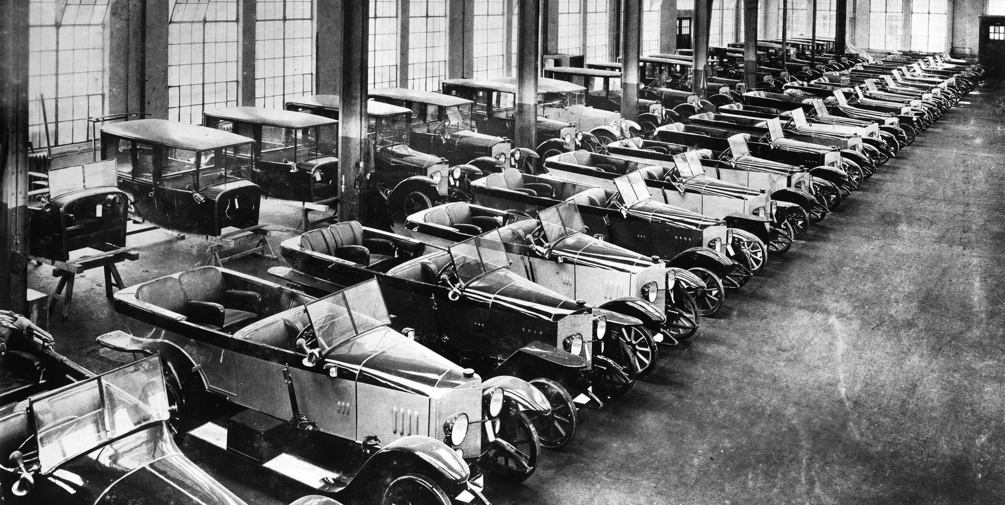 Fertige Wagen im Daimler-Karosseriewerk Sindelfingen im Jahr 1919.