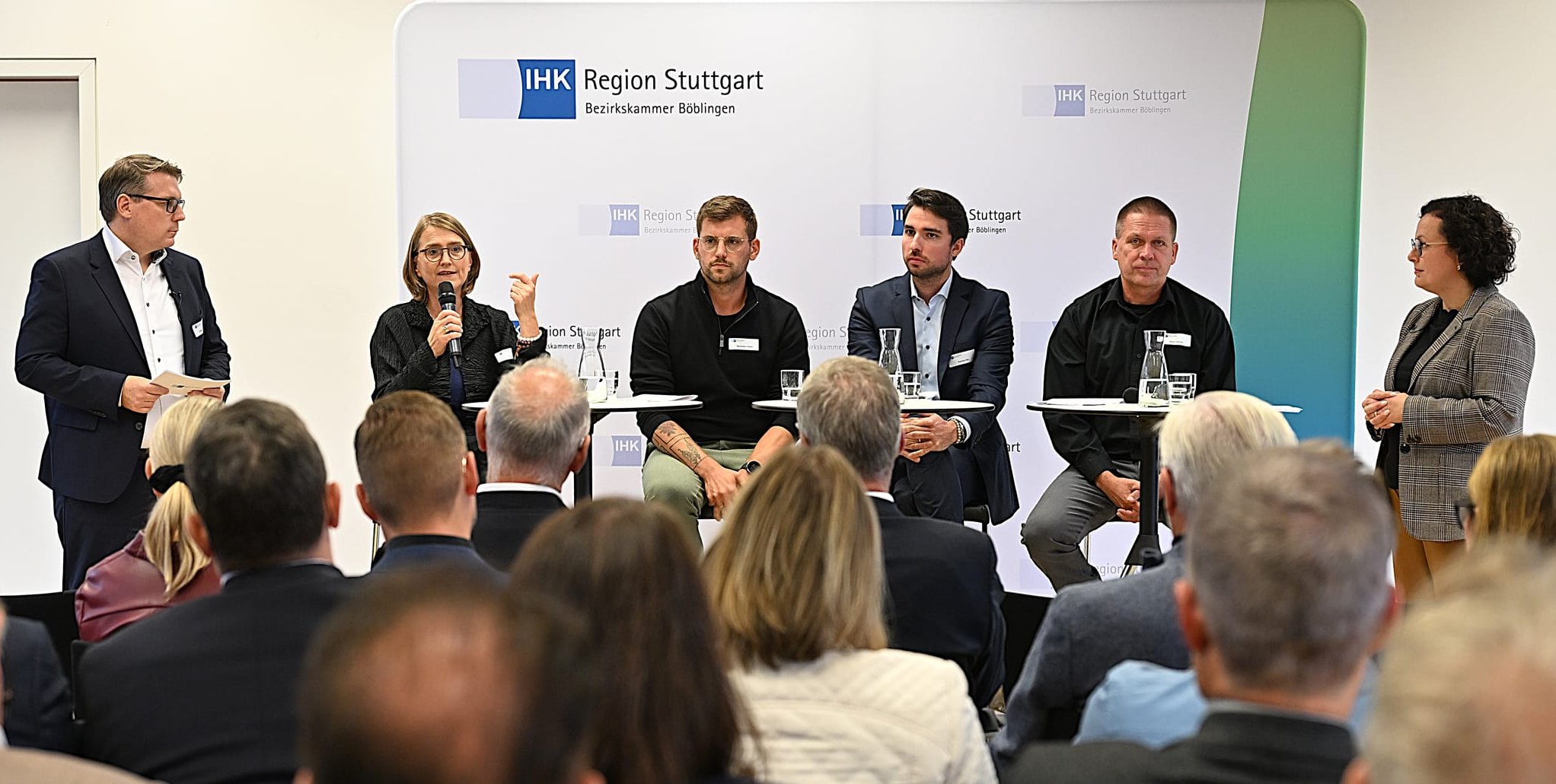 Das Optimismus-Podium der IHK-Bezirkskammer Böblingen (von links): Bezirkskammer-Präsident Andreas Weeber, Katharina David (Geschäftsführerin der K2 Systems GmbH), Maximilian Hoffart (Geschäftsführer der Hagebaucentrum Bolay GmbH & Co. KG), Raphael Bilz (Vorstand der Bilz Vibration Technology AG), Stefan Halanke (Geschäftsführer der Fahrschule Halanke GmbH) und die Leitende Geschäftsführerin Marion Oker.