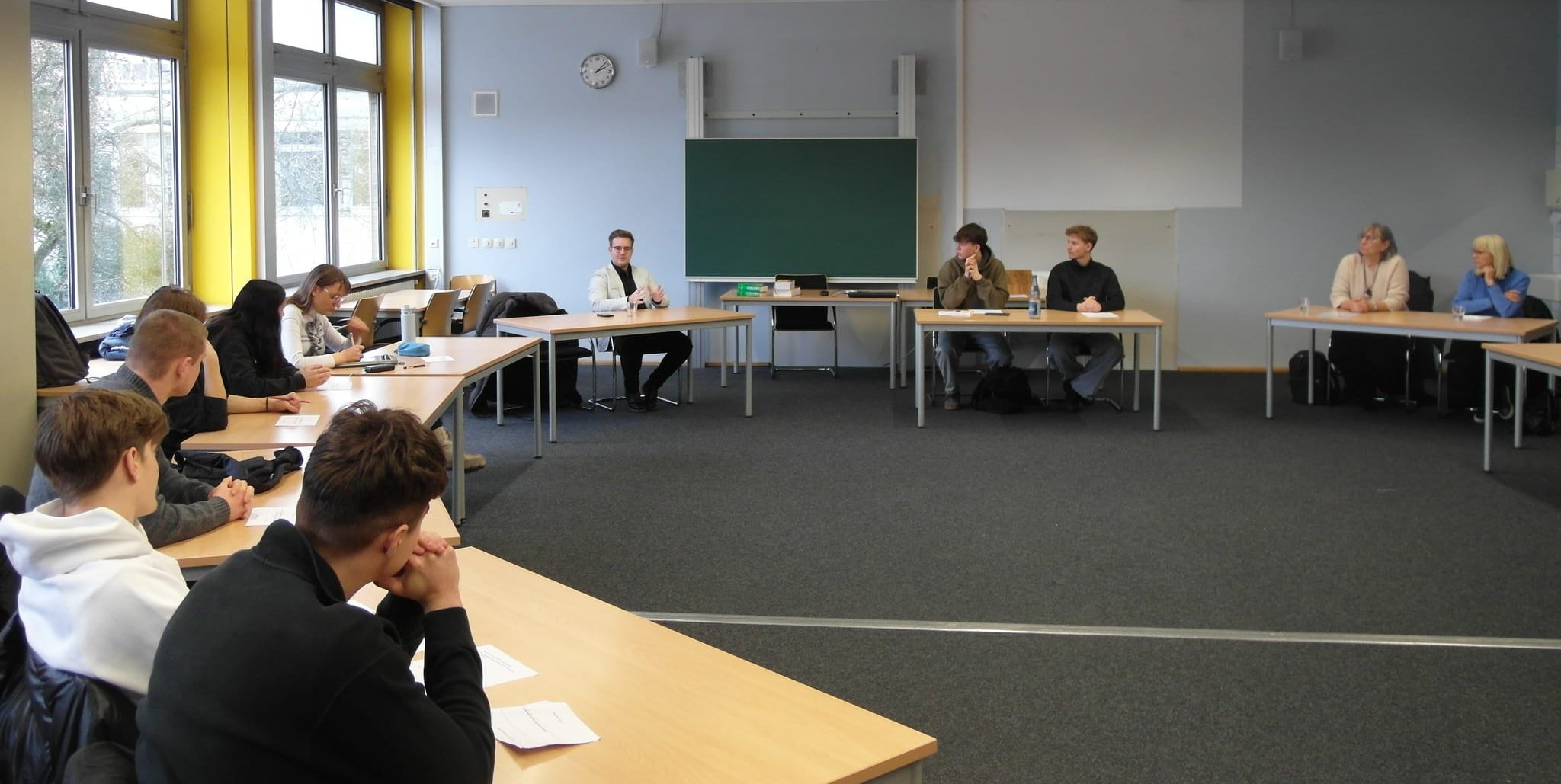 Max Reinhardt (25-jähriger FDP-Stadtrat, Kreisrat und Kandidat für die Sindelfinger OB-Wahl am 11. Mai), Nico Struwe (Schüler des Gemeinschaftskunde-Leistungskurses von Christian Sommer am Sindelfinger Pfarrwiesen-Gymnasium und Moderator), Eric Feese (Moderator), Andrea Frommherz (Vorsitzende des Sindelfinger AK-Asyl-Fördervereins und Koordinatorin vom „Café international“), Sabine Mundle (Grünen-Stadträtin und Mitglied vom AK Asyl) (von links). Bild: Staber