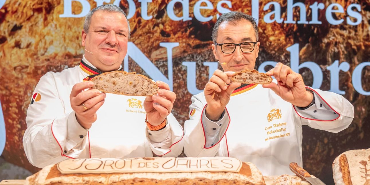 Bundesernährungsminister Cem Özdemir und ZV-Präsident Roland Ermer haben das Brot des Jahres auf der Grünen Woche erstmals vorgestellt.