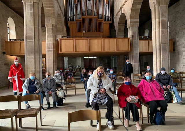 In der Martinskirche bekamen alle Gäste eine Tüte mit weihnachtlichen Leckereien. Bild :z