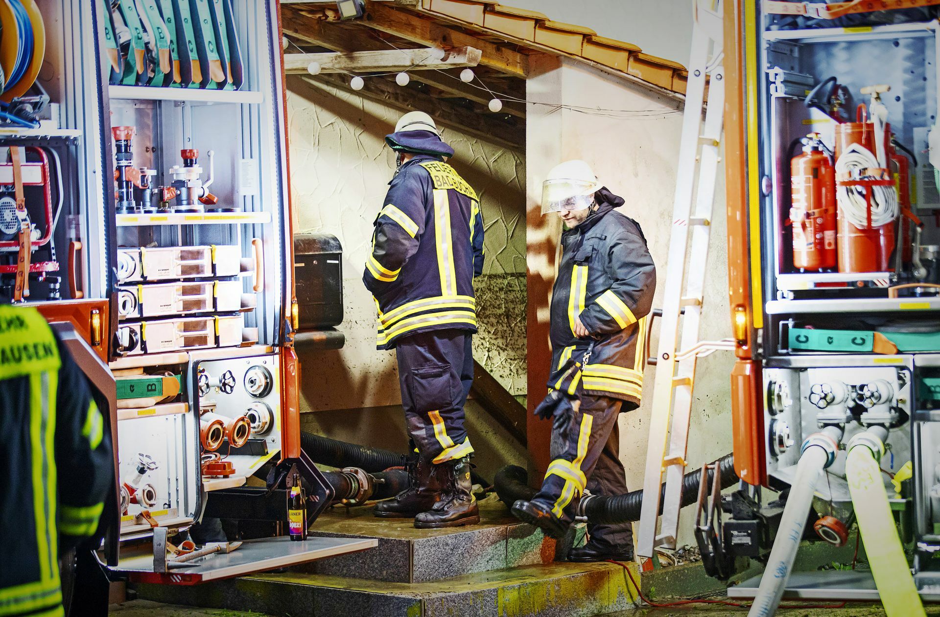 Feuerwehrleute am Eingang der Wohnung,  in der ein  Mann ertrank – sie musste leergepumpt werden.
 Foto: 7aktuell.de/Simon Adomat