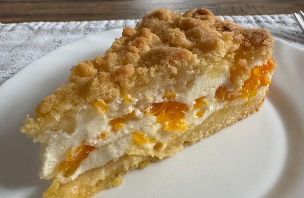Der cremige Käsekuchen mit Mandarinen passt perfekt zum Frühling und Sommer.