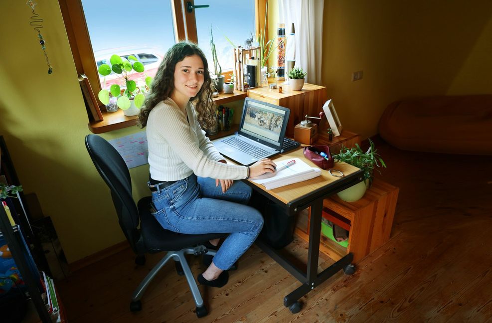 Die 17-jährige Abiturientin Elisabeth Schilli fühlt sich abends häufig „fix und fertig“ – aber der Online-Unterricht läuft besser als im ersten Lockdown. Foto: Ulrich Marx, Horst Rudel,