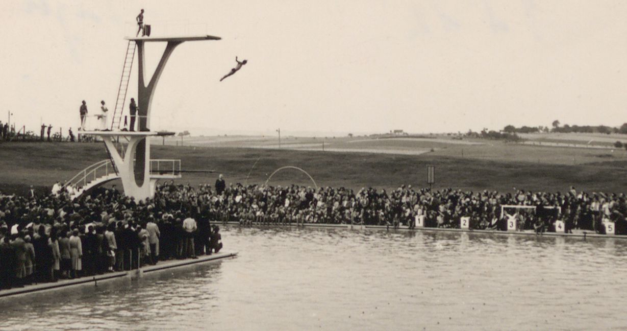 Tausende von Menschen stehen am 1. August 1953 rund ums 50-Meter-Becken und bestaunen den Sprung von Olympiasieger Fritz Geyer vom 10-Meter-Turm. Vom 5-Meter-Brett aus erklärt Oberbürgermeister Wolfgang Brumme das frisch gebaute Böblinger für erröffnet.  Bilder: z