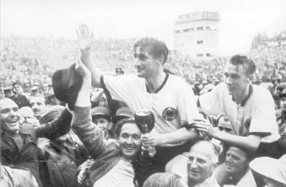 Die Helden des Wunders von Bern auf den Schultern der Fans: Fritz Walter (li., mit Cup Jules Rimet) und sein Lauterer Vereinskamerad Horst Eckel