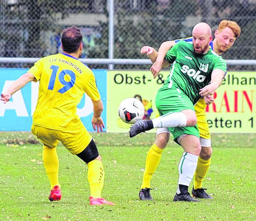 Artistisch: Maichingens Dirk Prediger nimmt den Ball mit der Hacke und die Ehninger Mahmut Yorulmaz und Philipp Musch sehen zu.  Bild: Oberdorfer