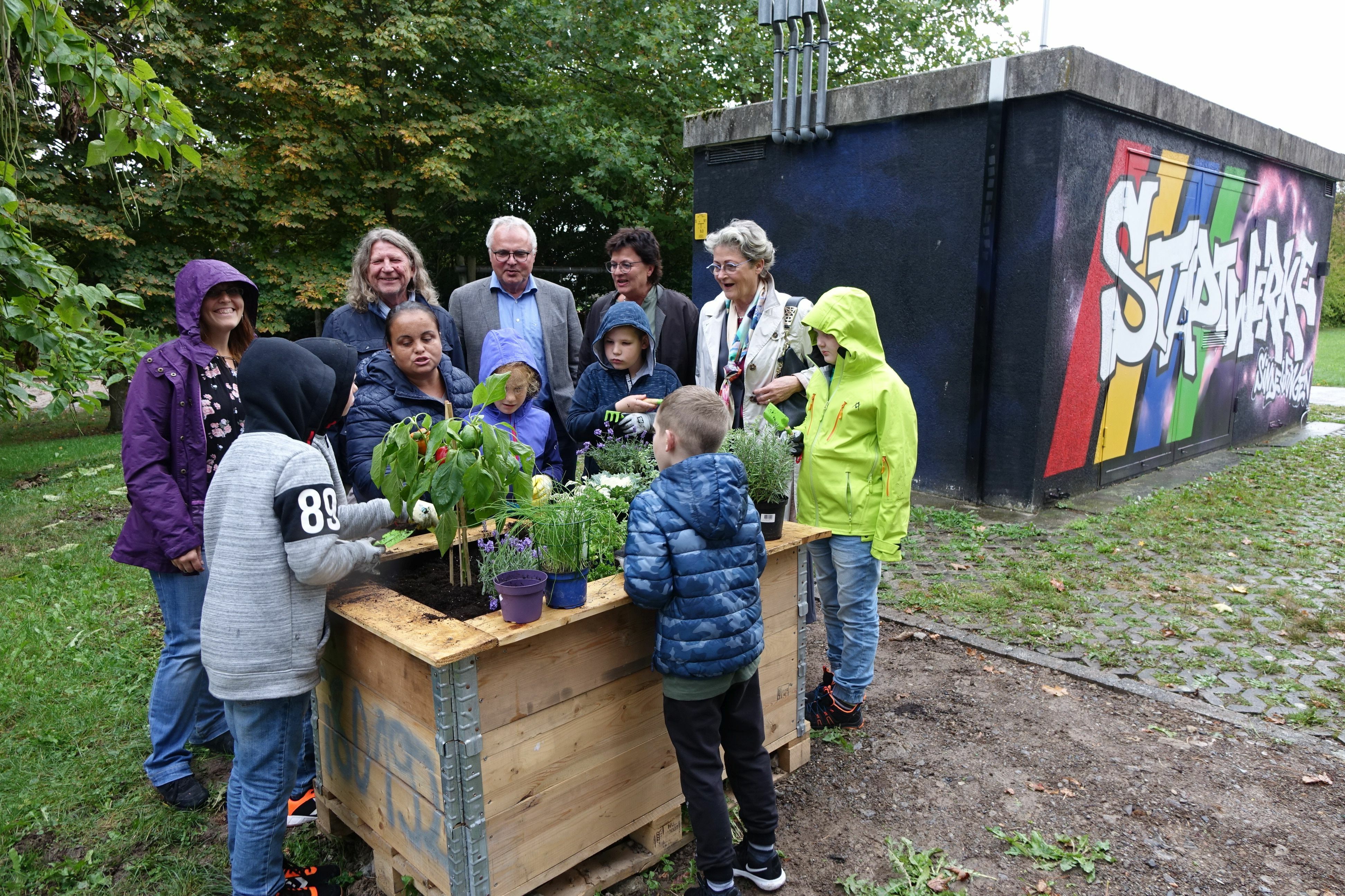 Jasmin Barragan, Thomas Kowoll und Biljana Vukovic vom Kinder- und Familienzentrum Maichingen, Dr. Karl Peter Hoffmann, Geschäftsführer der Stadtwerke Sindelfingen und Doris Leddin und Ingrid Bitter von der Bürgerstiftung Sindelfingen. Foto: Haustein/z