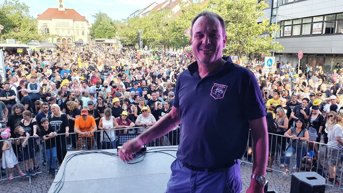 Jörg Mornhinweg auf der Sifi-rockt-Bühne vor dem rappelvollen Marktplatz beim Rammstein-Konzert: An Tagen wie diesen ist alles gut.    Bild: Wegner