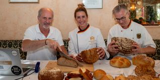 Brot-Sommelier Manfred Stiefel, die stellvertretende Innungsobermeisterin Stefanie Frank und Bäckermeister Joachim Renz tauschen sich nach der Prüfung aus.Bild: Nüßle