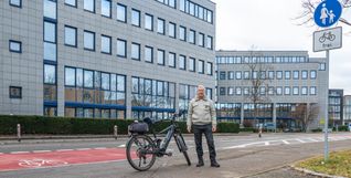 Stefan Thien kritisiert den Radfahrstreifen in der Calwer Straße, während Radfahrer gleichzeitig auf dem Gehweg daneben fahren dürfen. Er würde hier gerne wieder eine Autospur herstellen. 	Bild: Nüßle