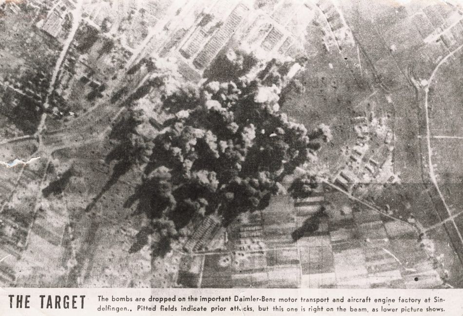 Eine amerikanische Luftaufnahme dokumentiert die Bombardierung des Sindelfinger Daimler-Werks 1944.