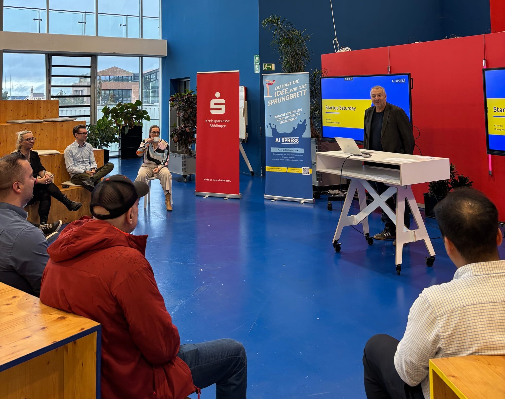 Begrüßung beim Startup Saturday im AI xpress durch Hans-Ulrich Schmid, Geschäftsführer Softwarezentrum Böblingen/Sindelfingen.