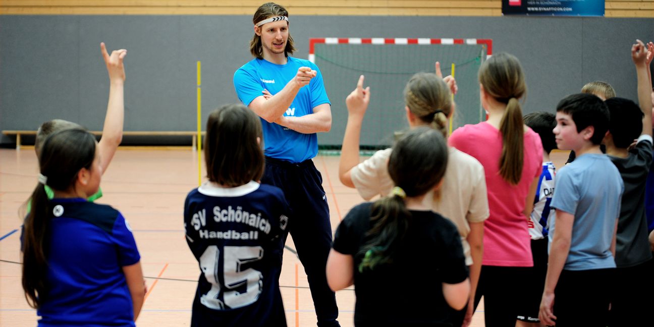 Der 1,90 Meter große Rückraumspieler des Handball-Bundesligistien TBV Stuttgart sammelte Pluspunkte beim Nachwuchs des TSV Schönaich. Bild: photostampe