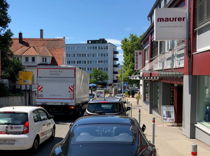 Frust im Stau statt Vorfreude aufs Fest: Am Freitagnachmittag führte eine verfrühte Sperrung der Stadtgrabenstraße zu Verkehrschaos in der gesamten Böblinger Innenstadt. Bild: -z-