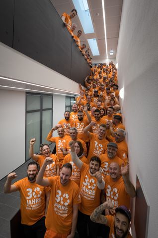 Das Team freut sich und ist stolz, eine wichtige Aufgabe zu erfüllen.