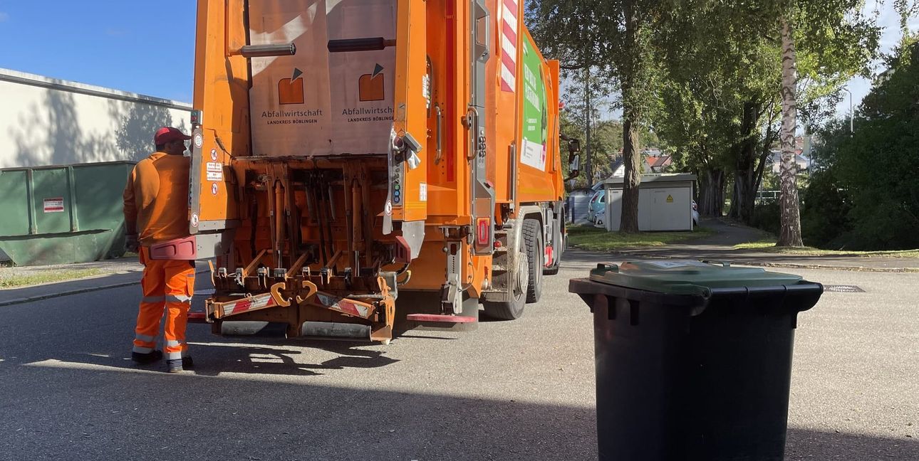 Ob Rest- oder Biomüll, der große orangene Laster nimmt alles mit.